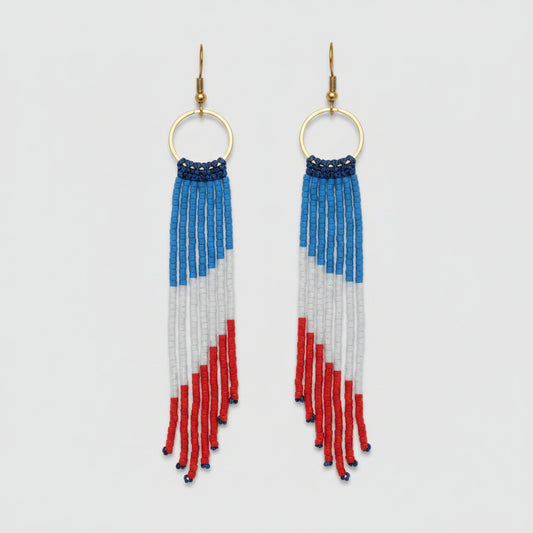 Boucles d'oreilles à franges bleu blanc rouge – Micromacramé & perles Miyuki