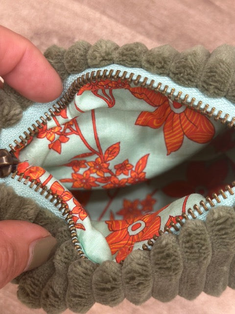 Trousse en Velours Grosses Côtes – Kaki & Doublure Fleurie