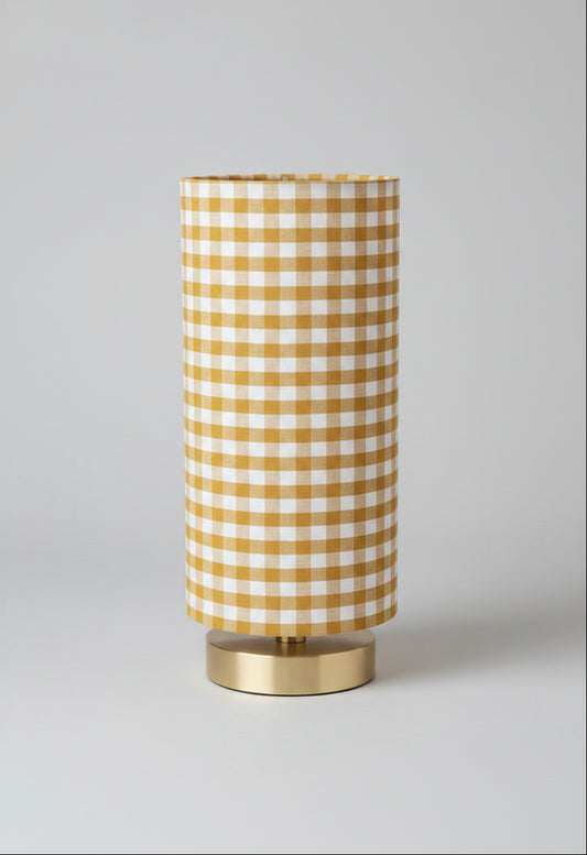 Upcycling-Lampe – goldener Sockel & gelber Vichy-Schirm