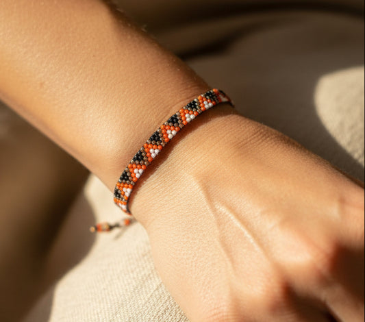 Bracelet Tissé Perles Miyuki – Noir, Doré, Rouge & Écru