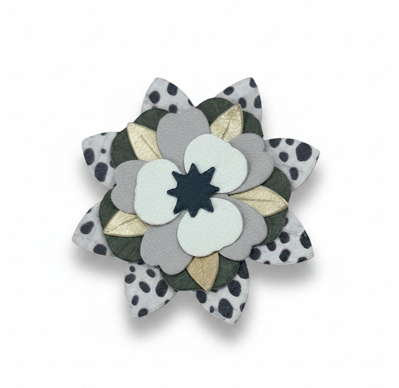 Broche Fleur en Cuir & Liège – Motif Dalmatien, Kaki & Écru