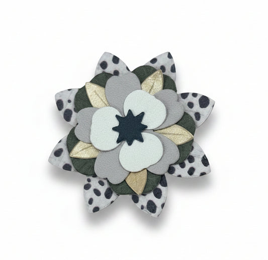 Broche Fleur en Cuir & Liège – Motif Dalmatien, Kaki & Écru