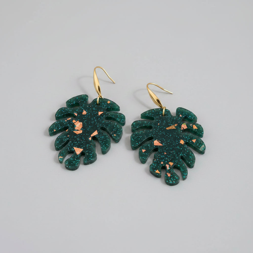 Boucles d’Oreilles Feuille Monstera — Résine Verte Pailletée