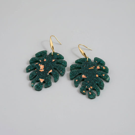Boucles d’Oreilles Feuille Monstera — Résine Verte Pailletée