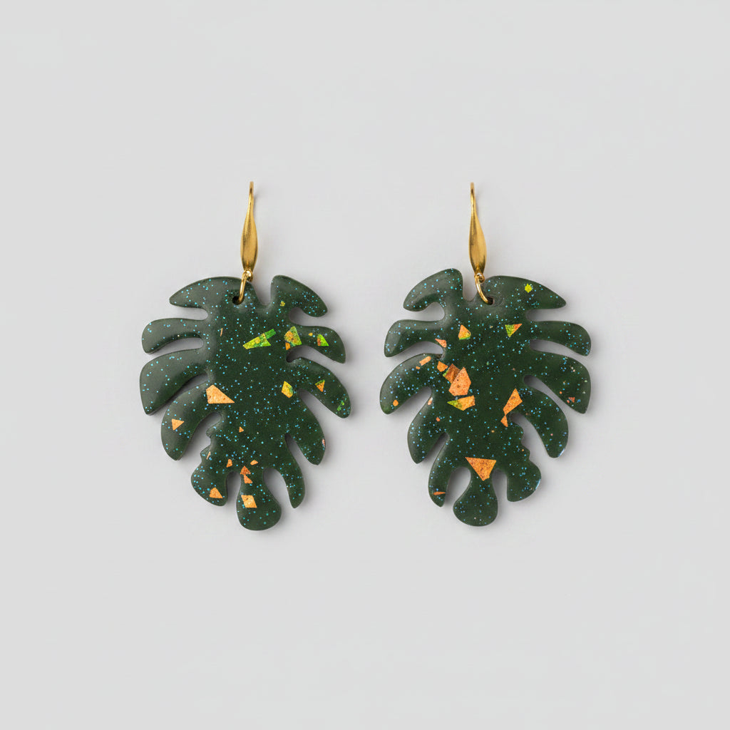 Boucles d’Oreilles Feuille Monstera — Résine Verte Pailletée