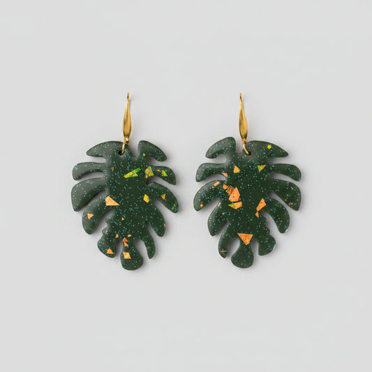 Boucles d’Oreilles Feuille Monstera — Résine Verte Pailletée