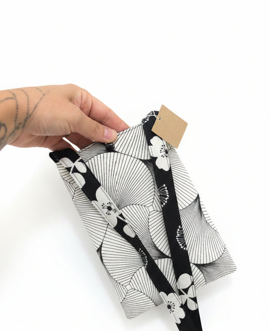 Pochette Téléphone en Tissu – Noir & Blanc, Bandoulière Longue