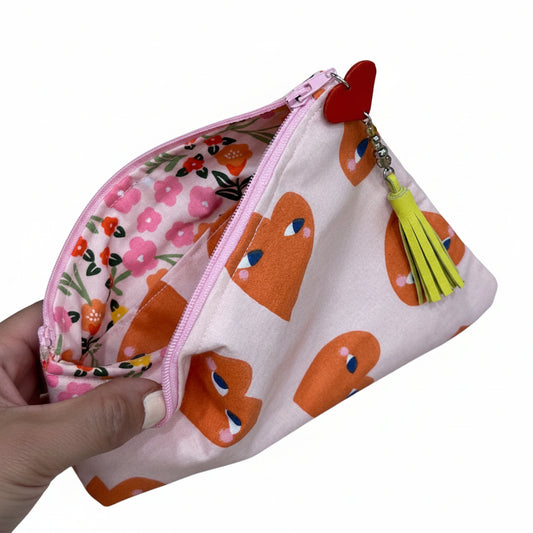 Pochette Tissu Cœurs – Rose Pâle, Zip & Pompon Cuir Jaune