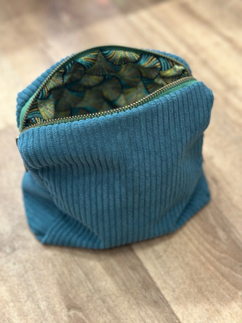 Trousse Velours Côtelé Bleu Canard – Intérieur Graphique & Pompon Cuir