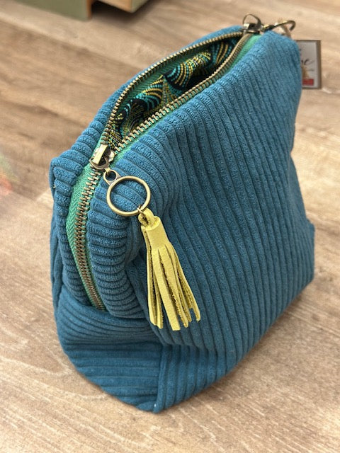 Trousse Velours Côtelé Bleu Canard – Intérieur Graphique & Pompon Cuir