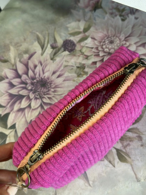 Trousse en Velours Rose — Création Artisanale & Pompon Cuir