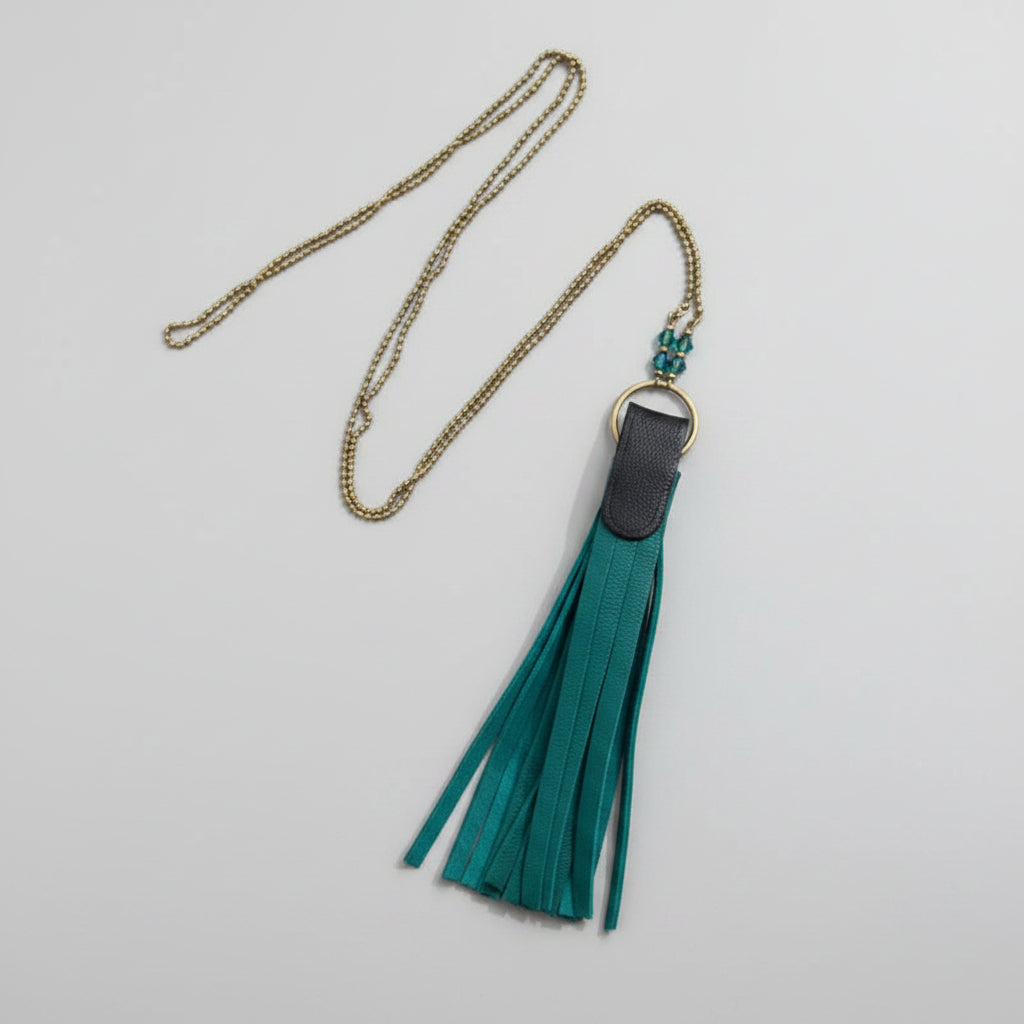 Sautoir Pompon de Cuir Vert – Chaîne Dorée & Perles à Facettes
