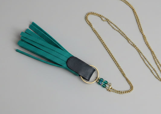 Sautoir Pompon de Cuir Vert – Chaîne Dorée & Perles à Facettes