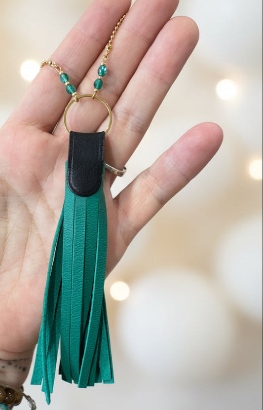 Sautoir Pompon de Cuir Vert – Chaîne Dorée & Perles à Facettes