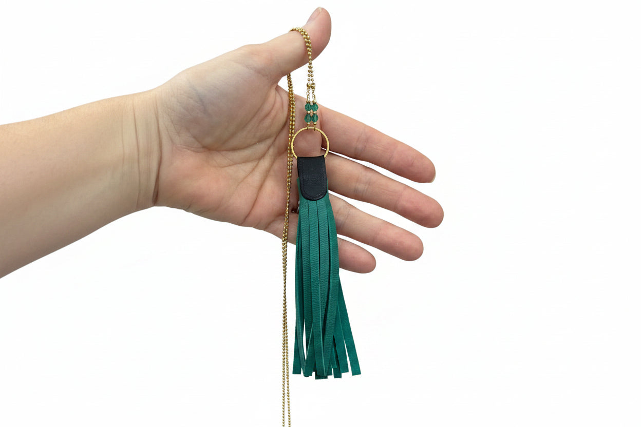 Sautoir Pompon de Cuir Vert – Chaîne Dorée & Perles à Facettes