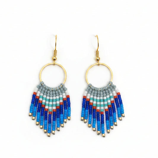Boucles d'oreilles Cheyenne Courte tons marins – perles Miyuki bleu cobalt, turquoise et rouge, anneau doré, fond blanc