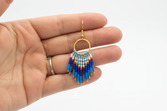 Boucle d'oreille Cheyenne Courte tenue dans une main – échelle et légèreté, micro macramé et perles Miyuki, crochet doré
