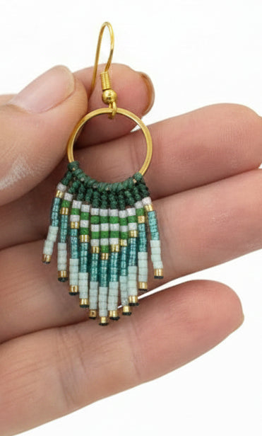Boucles d'oreilles Cheyenne – Micro macramé & perles Miyuki tons verts