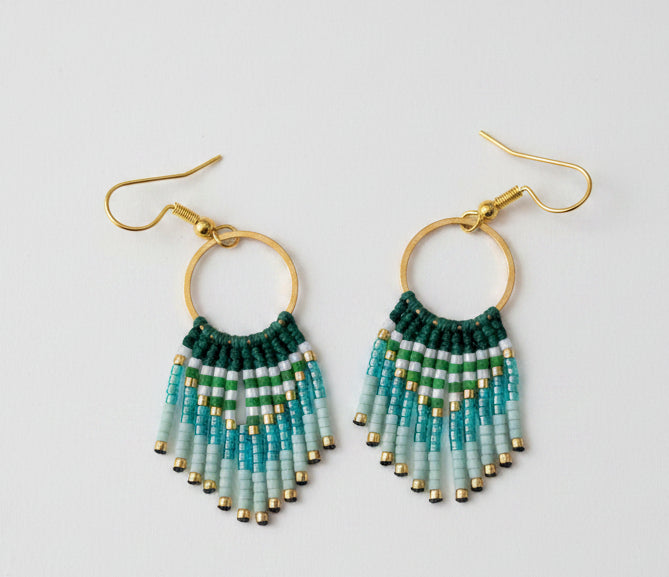 Boucles d'oreilles Cheyenne – Micro macramé & perles Miyuki tons verts
