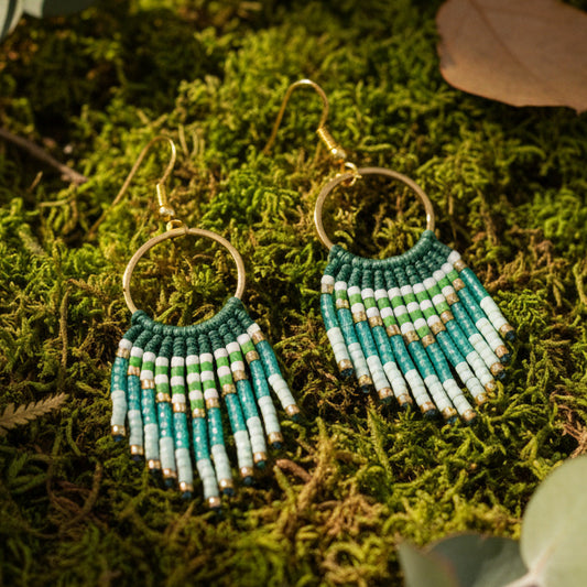 Boucles d'oreilles Cheyenne – Micro macramé & perles Miyuki tons verts