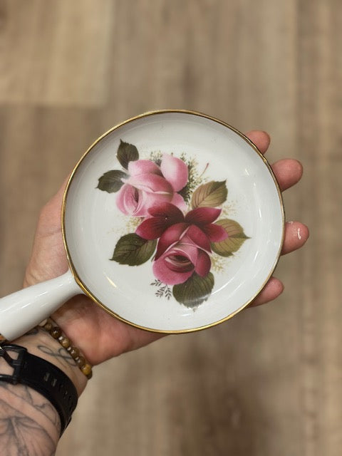 Soucoupe à manche en porcelaine de France – Motif roses vintage