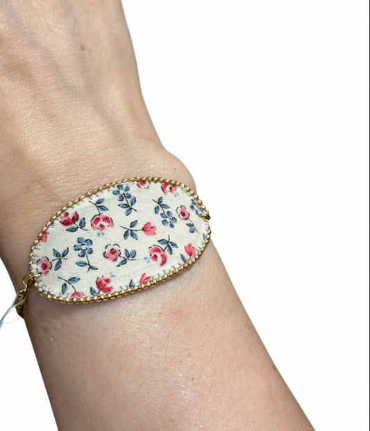 Bracelet fleuri artisanal – Tissu & cuir, rocailles dorées, taille réglable