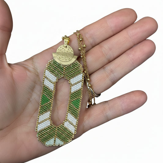Sautoir Pendentif Tissé Vert & Écru — Perles Miyuki & Chaîne Dorée