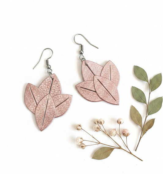 Boucles d'Oreilles Cuir Métallisé Rose — Forme Crocus