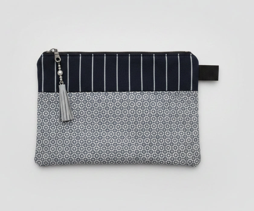 Pochette zippée artisanale – Motifs noir & gris, pompon de cuir