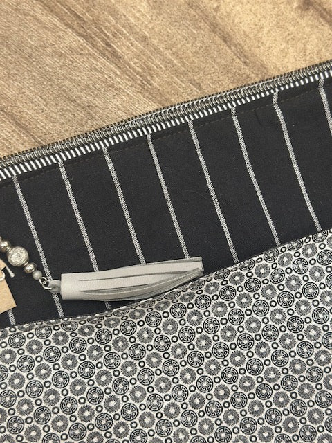 Pochette zippée artisanale – Motifs noir & gris, pompon de cuir