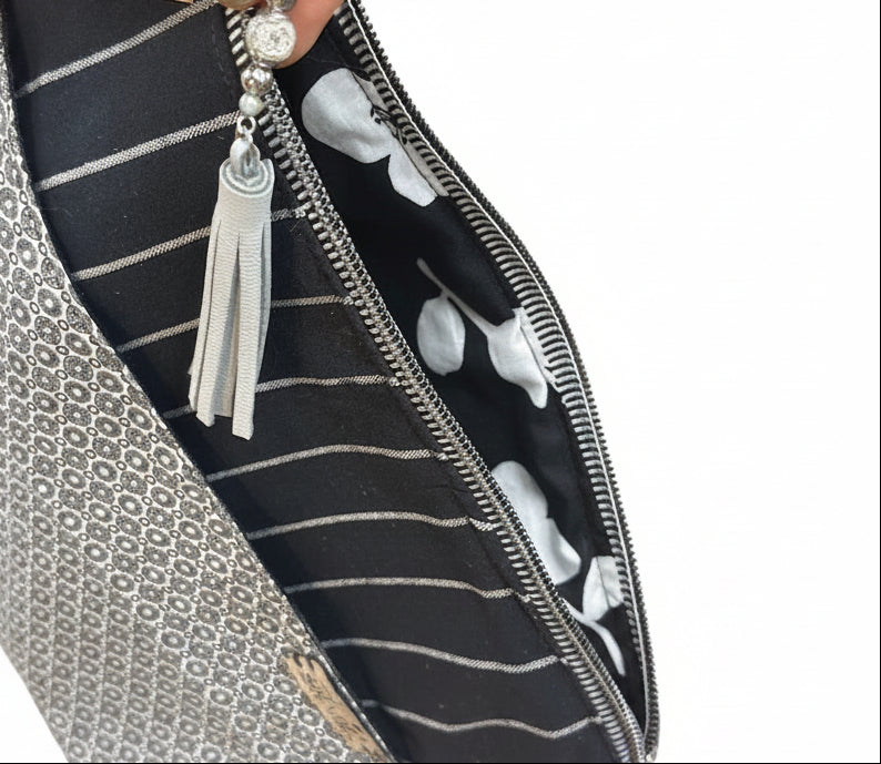Pochette zippée artisanale – Motifs noir & gris, pompon de cuir