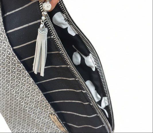 Pochette zippée artisanale – Motifs noir & gris, pompon de cuir