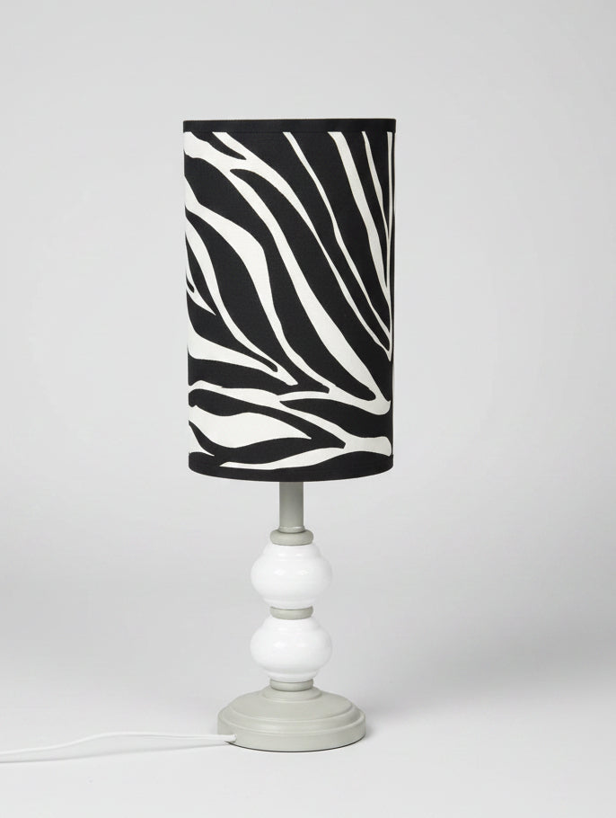 Lampe upcyclée – Pied chiné écru & abat-jour zèbre noir et blanc