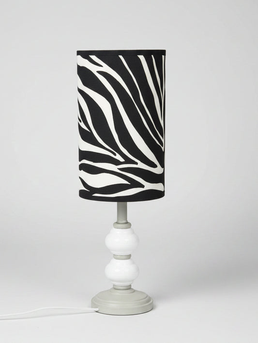 Lampe upcyclée – Pied chiné écru & abat-jour zèbre noir et blanc