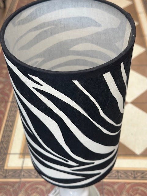 Lampe upcyclée – Pied chiné écru & abat-jour zèbre noir et blanc