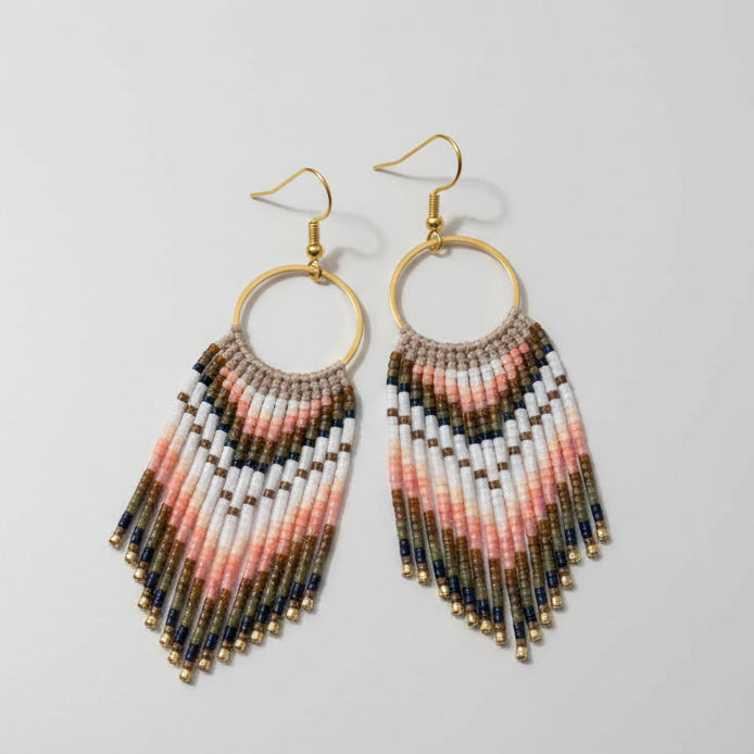 Boucles d'Oreilles Cheyennes à Franges — Micro-Macramé & Perles Miyuki Dégradé Saumon