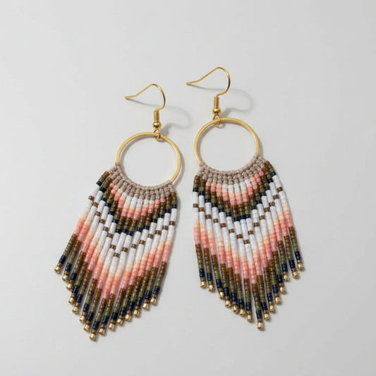 Boucles d'Oreilles Cheyennes à Franges — Micro-Macramé & Perles Miyuki Dégradé Saumon