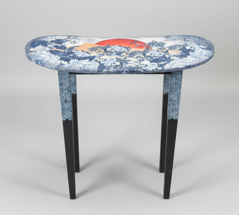 Table Upcyclée Forme Haricot – Imprimé Japonais Bleu & Rouge – Pièce Unique