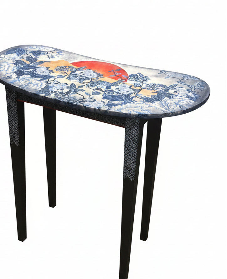 Table Upcyclée Forme Haricot – Imprimé Japonais Bleu & Rouge – Pièce Unique