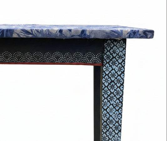 Table Upcyclée Forme Haricot – Imprimé Japonais Bleu & Rouge – Pièce Unique