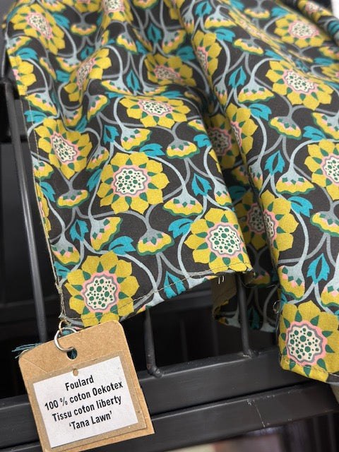Foulard Liberty Tana Lawn – Coton fleuri & pompons bleu canard