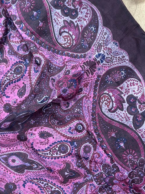 Grand Carré en Soie 105×105 cm – Imprimé rose & violet, coffret alu inclus