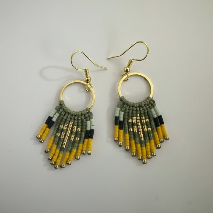 Boucles d'oreilles Cheyenne – Micro Macramé Kaki & Perles Miyuki – Linédite