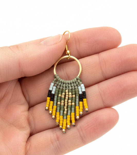 Boucles d'oreilles Cheyenne – Micro Macramé Kaki & Perles Miyuki – Linédite