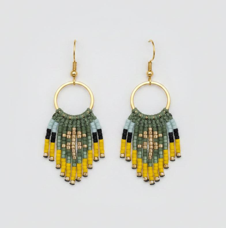 Boucles d'oreilles Cheyenne – Micro Macramé Kaki & Perles Miyuki – Linédite