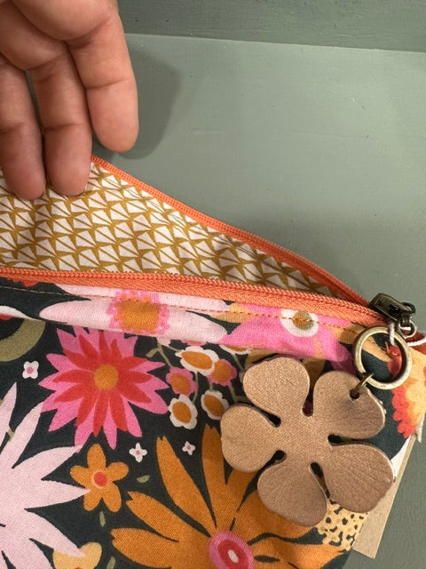 Grande Pochette en Coton Fleuri & Fleur en Cuir Irisé