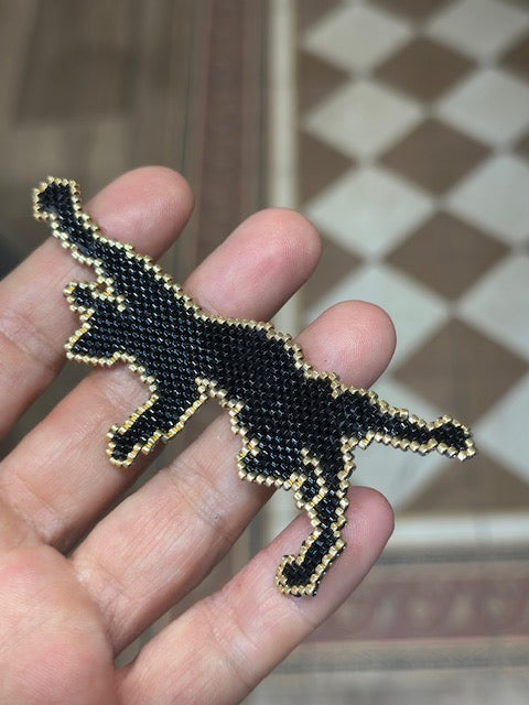 Grande broche tissée — Chat qui grimpe | Noir & Doré