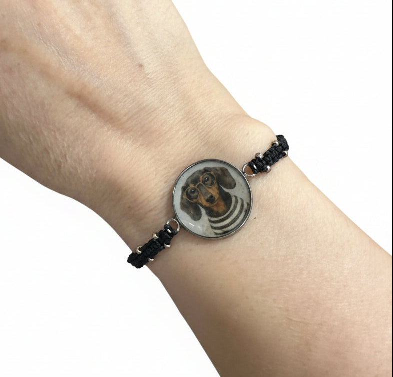 Bracelet macramé noir — Cabochon teckel à lunettes
