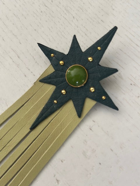 Broche Filante en cuir – Vert amande