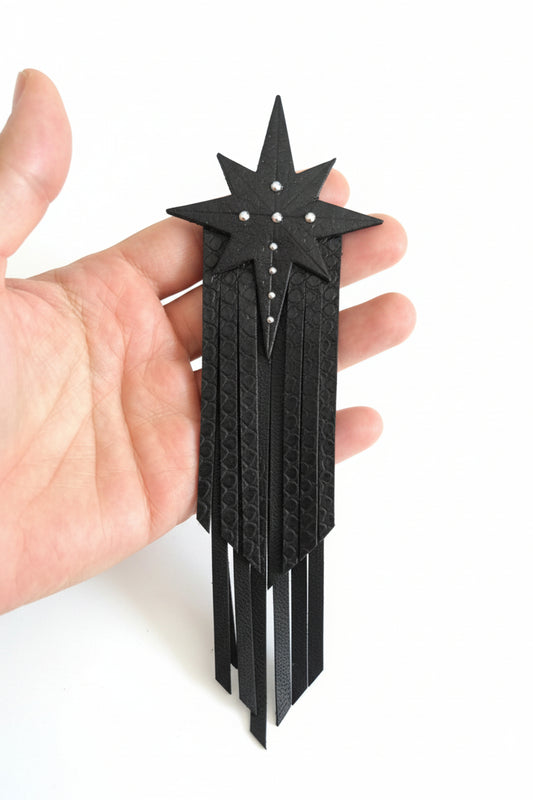 Grande Broche Filante en Cuir Noir – Étoile & Franges